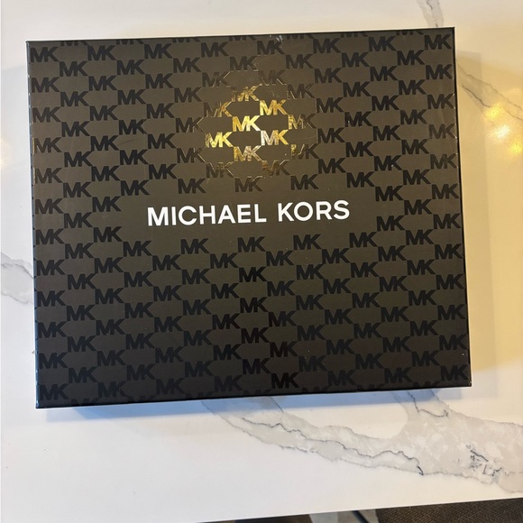 Michael Kors Men’s Gift Box Set - Hat and Scarf - Picture 2 of 4